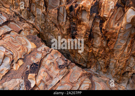 Mudstone und Sandstein an Widemouth Bay an der Atlantikküste von Nord Cornwall Stockfoto