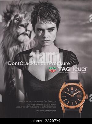 Plakat werbung TAG Heuer Uhren mit Cara Delevingne im Magazin von 2018, NICHT KNACKEN UNTER PRESSUERE Slogan, Werbung, kreative Werbung Stockfoto