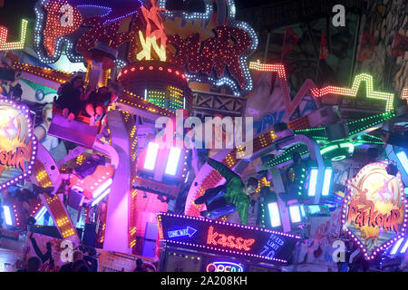 München, Deutschland. 29 Sep, 2019. Eine Fahrt kann bei Nacht auf der Wiesn gesehen werden. Das größte Volksfest der Welt dauert bis zum 6. Oktober. Credit: Felix Hörhager/dpa/Alamy leben Nachrichten Stockfoto