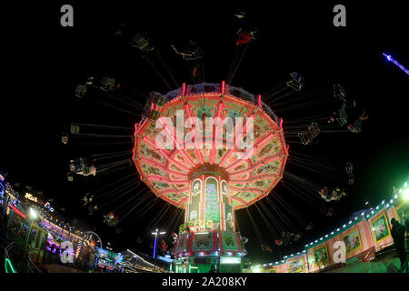 München, Deutschland. 29 Sep, 2019. Eine Kette Karussell kann bei Nacht auf der Wiesn gesehen werden. Das größte Volksfest der Welt dauert bis zum 6. Oktober. Credit: Felix Hörhager/dpa/Alamy leben Nachrichten Stockfoto