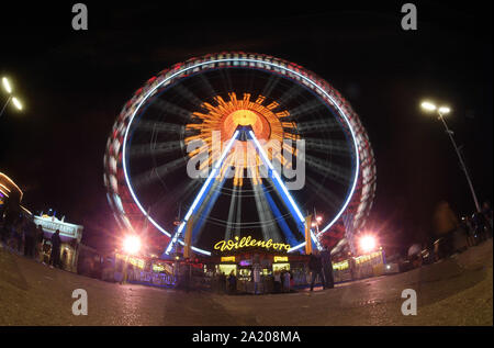 München, Deutschland. 29 Sep, 2019. Das Riesenrad können nachts auf der Wiesn gesehen werden. Das größte Volksfest der Welt dauert bis zum 6. Oktober. Credit: Felix Hörhager/dpa/Alamy leben Nachrichten Stockfoto