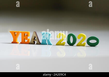Buntes Jahr 2020 Wortlaut aus Holz Buchstaben auf weißem Hintergrund. Stockfoto