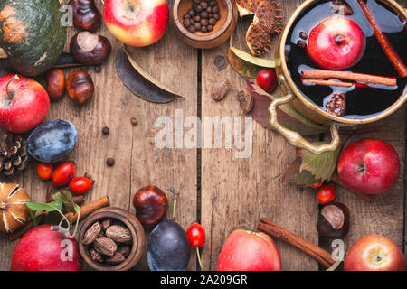 Glühwein in einem stilvollen Schüssel. warmen Herbst alkoholisches Getränk Stockfoto