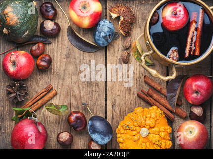 Warme Herbst alkoholische Getränk. Glühwein mit Gewürzen auf hölzernen Tisch Stockfoto
