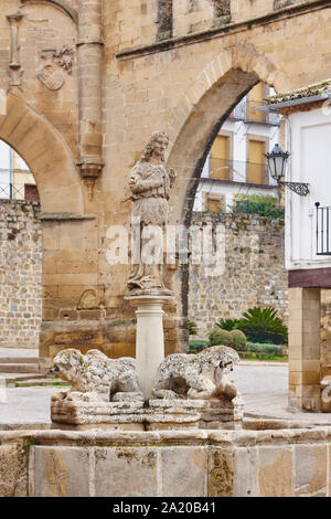 Traditionelle andalusische Dorf in Spanien. Brunnen Lions in Baeza, Jaén Stockfoto