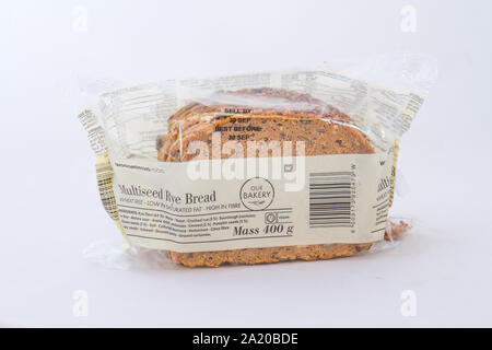 Alberton, Südafrika - ein Paket von Woolworths Essen multiseed Roggen Brot auf einen klaren Hintergrund Bild mit Kopie Raum isoliert Stockfoto