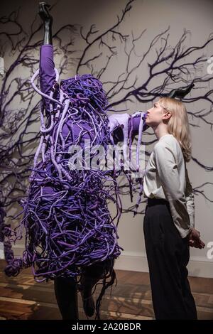 London, Großbritannien. 29. September 2019. Mary Sibande' kam in die Sackgasse", Ausstellung, Somerset House, London, Großbritannien. Bild zeigt", eine umgekehrte Retrogress, Szene 2", 2013, Teil der führenden zeitgenössischen südafrikanischen Künstlerin Maria Sibande der erste UK solo Ausstellung', kam in die Sackgasse", ausgestellt im Somerset House zwischen 3. Oktober - 5. Januar 2020. Credit: Jeff Gilbert/Alamy leben Nachrichten Stockfoto