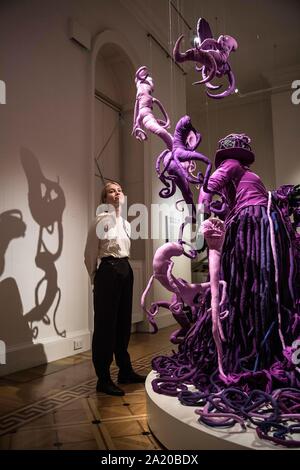 London, Großbritannien. 29. September 2019. Mary Sibande' kam in die Sackgasse", Ausstellung, Somerset House, London, UK Bild zeigt", eine umgekehrte Retrogress, Szene 1, '2013 Teil der führenden zeitgenössischen südafrikanischen Künstlerin Maria Sibande der erste UK solo Ausstellung', kam in die Sackgasse", ausgestellt im Somerset House zwischen 3. Oktober - 5. Januar 2020. Credit: Jeff Gilbert/Alamy leben Nachrichten Stockfoto