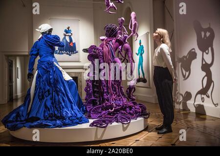 London, Großbritannien. 29. September 2019. Mary Sibande' kam in die Sackgasse", Ausstellung, Somerset House Bild zeigt", eine umgekehrte Retrogress, Szene 1", 2013, Teil der führenden zeitgenössischen südafrikanischen Künstlerin Maria Sibande der erste UK solo Ausstellung', kam in die Sackgasse", ausgestellt im Somerset House zwischen 3. Oktober - 5. Januar 2020. Credit: Jeff Gilbert/Alamy leben Nachrichten Stockfoto