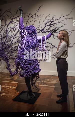 London, Großbritannien. 29. September 2019. Mary Sibande' kam in die Sackgasse", Ausstellung, Somerset House, London, Großbritannien. Bild zeigt", eine umgekehrte Retrogress, Szene 2", 2013, Teil der führenden zeitgenössischen südafrikanischen Künstlerin Maria Sibande der erste UK solo Ausstellung', kam in die Sackgasse", ausgestellt im Somerset House zwischen 3. Oktober - 5. Januar 2020. Credit: Jeff Gilbert/Alamy leben Nachrichten Stockfoto