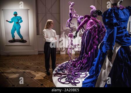 London, Großbritannien. 29. September 2019. Mary Sibande' kam in die Sackgasse", Ausstellung, Somerset House, London, UK Bild zeigt", eine umgekehrte Retrogress, Szene 1, '2013 Teil der führenden zeitgenössischen südafrikanischen Künstlerin Maria Sibande der erste UK solo Ausstellung', kam in die Sackgasse", ausgestellt im Somerset House zwischen 3. Oktober - 5. Januar 2020. Credit: Jeff Gilbert/Alamy leben Nachrichten Stockfoto