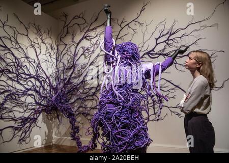 London, Großbritannien. 29. September 2019. Mary Sibande' kam in die Sackgasse", Ausstellung, Somerset House, London, Großbritannien. Bild zeigt", eine umgekehrte Retrogress, Szene 2", 2013, Teil der führenden zeitgenössischen südafrikanischen Künstlerin Maria Sibande der erste UK solo Ausstellung', kam in die Sackgasse", ausgestellt im Somerset House zwischen 3. Oktober - 5. Januar 2020. Credit: Jeff Gilbert/Alamy leben Nachrichten Stockfoto