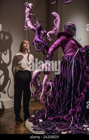 London, Großbritannien. 29. September 2019. Mary Sibande' kam in die Sackgasse", Ausstellung, Somerset House, London, Großbritannien. Bild zeigt", eine umgekehrte Retrogress, Szene 1", 2013, Teil der führenden zeitgenössischen südafrikanischen Künstlerin Maria Sibande der erste UK solo Ausstellung', kam in die Sackgasse", ausgestellt im Somerset House zwischen 3. Oktober - 5. Januar 2020. Credit: Jeff Gilbert/Alamy leben Nachrichten Stockfoto