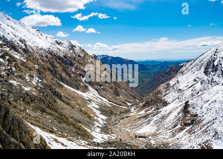 Alpine Valley im Frühjahr. Luftaufnahme mit Drone. Panorama von Verbania, Piemont, Italien. Stockfoto