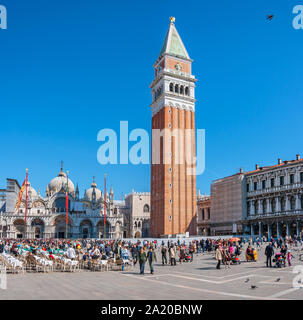 Touristen in Piazza San Marco (St. Marks Platz) in der Nähe von Basilika und dem Glockenturm. Venedig. Italien Stockfoto