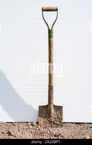 Schmutzige Dinge fest im Boden. Styropor Platte auf einem Hintergrund Stockfoto