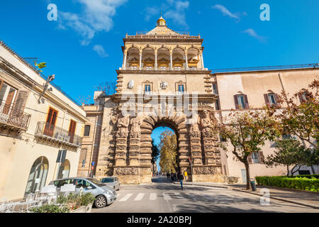 Blick auf mittelalterliche Tor Porta Nuova (Neues Tor) in Palermo. Sizilien, Italien Stockfoto