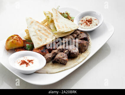 Libanesische meshwi Mixed Grill gegrilltes Fleisch mit Huhn, Lamm und Rind in Beirut Restaurant Stockfoto