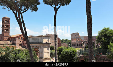 Rom: Blick vom Palatin in Richtung der Bogen von Titus und das Kolosseum. Stockfoto
