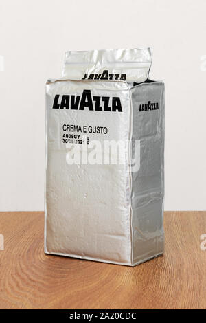 Varna, Bulgarien, 28. September 2019. Silver pack gemahlenen Kaffee Lavazza Crema e Gusto auf einen hölzernen Tisch. Kaffee in einer kreisförmigen Wirtschaftliches Verpacken. Stockfoto