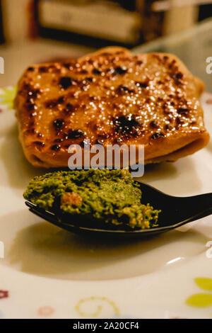 Gesunde indische gefüllte parotha, gefüllt mit indischen Hülsenfrüchte in bardoli. Stockfoto