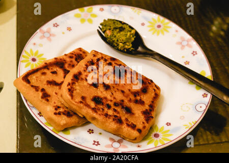 Gesunde indische gefüllte parotha, gefüllt mit indischen Hülsenfrüchte in bardoli. Stockfoto