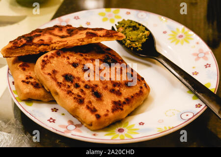 Gesunde indische gefüllte parotha, gefüllt mit indischen Hülsenfrüchte in bardoli. Stockfoto