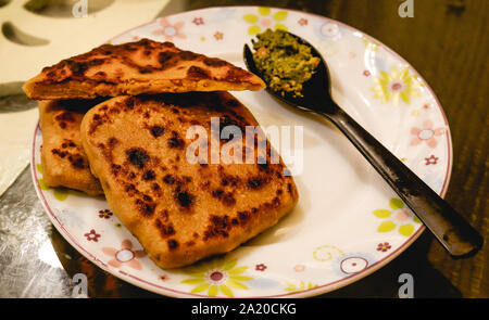 Gesunde indische gefüllte parotha, gefüllt mit indischen Hülsenfrüchte in bardoli. Stockfoto