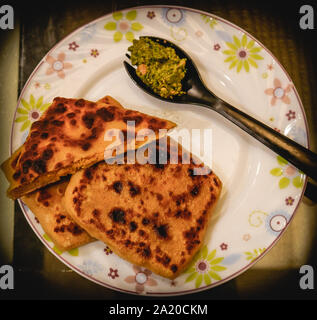 Gesunde indische gefüllte parotha, gefüllt mit indischen Hülsenfrüchte in bardoli. Stockfoto