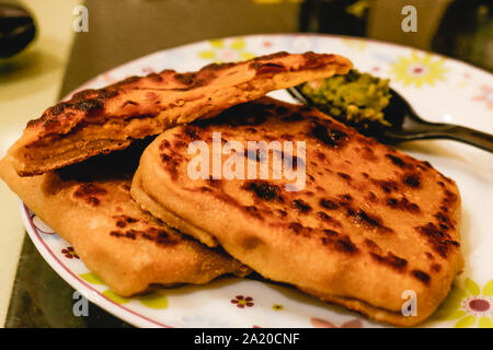 Gesunde indische gefüllte parotha, gefüllt mit indischen Hülsenfrüchte in bardoli. Stockfoto