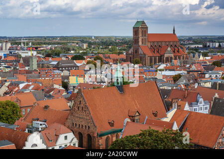 Wismar Altstadt von oben mit dem Heiligen Geist Kirche im Vordergrund und St. Nikolai im Hintergrund, Antenne Stadtbild Blick von der Spitze des St. Stockfoto