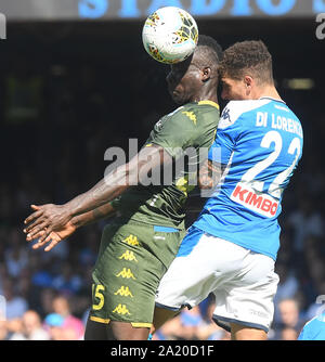 Neapel, Italien. 29 Sep, 2019. Napoli von Giovanni Di Lorenzo (R) Mias mit Brescia Mario Balotelli (L) während einer Serie ein Fußballspiel zwischen Napoli und Brescia in Neapel, Italien, Sept. 29, 2019. Credit: Alberto Lingria/Xinhua/Alamy leben Nachrichten Stockfoto