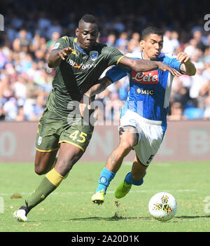 Neapel, Italien. 29 Sep, 2019. Napoli's Allan (R) Mias mit Brescia Mario Balotelli (L) während einer Serie ein Fußballspiel zwischen Napoli und Brescia in Neapel, Italien, Sept. 29, 2019. Credit: Alberto Lingria/Xinhua/Alamy leben Nachrichten Stockfoto