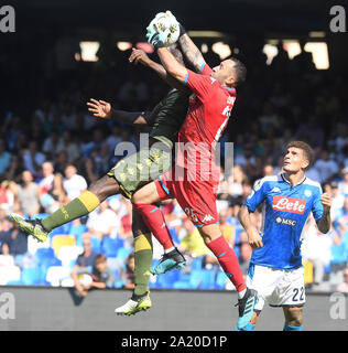 Neapel, Italien. 29 Sep, 2019. Napoli's David Ospina (R) Mias mit Brescia Mario Balotelli (L) während einer Serie ein Fußballspiel zwischen Napoli und Brescia in Neapel, Italien, Sept. 29, 2019. Credit: Alberto Lingria/Xinhua/Alamy leben Nachrichten Stockfoto