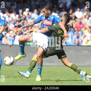 Neapel, Italien. 29 Sep, 2019. Napoli's Allan (L) Mias mit Brescia Nikolas Spalek (R) während einer Serie ein Fußballspiel zwischen Napoli und Brescia in Neapel, Italien, Sept. 29, 2019. Credit: Alberto Lingria/Xinhua/Alamy leben Nachrichten Stockfoto