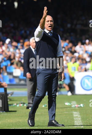 Neapel, Italien. 29 Sep, 2019. Brescia Haupttrainer Eugenio Corini Gesten während einer Serie ein Fußballspiel zwischen Napoli und Brescia in Neapel, Italien, Sept. 29, 2019. Credit: Alberto Lingria/Xinhua/Alamy leben Nachrichten Stockfoto