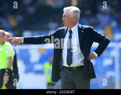 Neapel, Italien. 29 Sep, 2019. Napoli's Head Coach Carlo Ancelotti Gesten während einer Serie ein Fußballspiel zwischen Napoli und Brescia in Neapel, Italien, Sept. 29, 2019. Credit: Alberto Lingria/Xinhua/Alamy leben Nachrichten Stockfoto