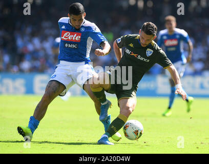 Neapel, Italien. 29 Sep, 2019. Napoli's Allan (L) Mias mit Brescia Nikolas Spalek (R) während einer Serie ein Fußballspiel zwischen Napoli und Brescia in Neapel, Italien, Sept. 29, 2019. Credit: Alberto Lingria/Xinhua/Alamy leben Nachrichten Stockfoto