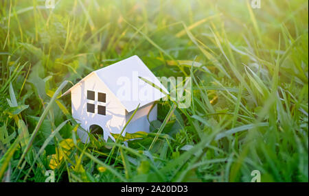 Holzspielzeug Haus auf dem Hintergrund der grüne Gras. Eco-freundliches Haus. Immobilien Konzept. Kopieren Sie Platz. Stockfoto