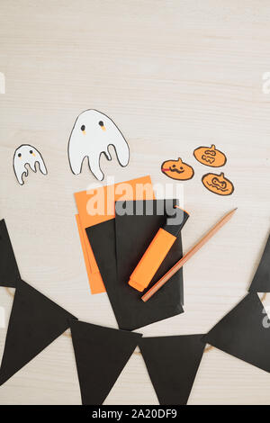 Nett und lustig Papier Geister und Kürbisse, schwarz, Girlanden und bunten Papier für Halloween Party, Ansicht von oben Stockfoto