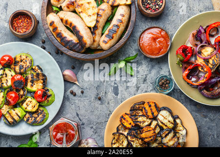 Gegrillte Würstchen gebraten mit Birne und Gemüse. Herbst essen. Stockfoto