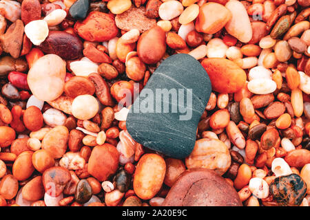 Kleine bunte Steine am Strand. Stockfoto
