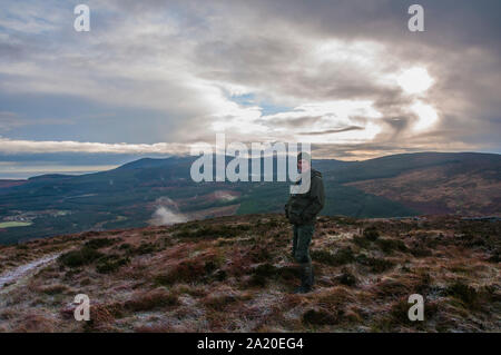 Blick vom Gipfel des Lotus Hill, Blick nach Süden in Richtung Osten nach Criffel, Neu-isenburg höchsten Hügel, Dumfries und Galloway, lone Hill Wanderer auf dem Gipfel. Stockfoto