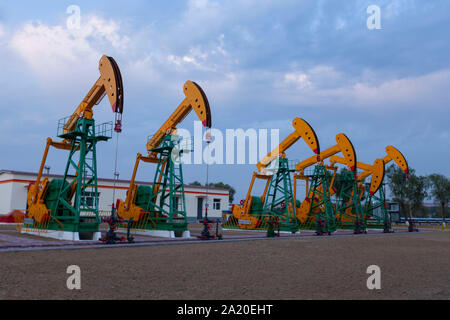 (190930) - DAQING, Sept. 30, 2019 (Xinhua) - Foto an Sept. 28, 2019 zeigt Einrichtungen im Daqing Oilfield in Daqing im Nordosten der chinesischen Provinz Heilongjiang. Daqing Oilfield, Sept. 26, 1959 entdeckt, ist das größte ölfeld von PetroChina und auch das größte Öl Produktionsbasis. Das Ölfeld, einmal die über die Hälfte des Chinesischen insgesamt ausgegeben, Rohöl Rohöl hatte eine jährliche Produktion von über 50 Millionen Tonnen für 27 Jahre und mehr als 40 Millionen Tonnen für 12 gerade Jahre. Seine jährliche Rohöl und Gas Ausgang bleibt immer noch über 40 Millionen Tonnen Öl Stockfoto