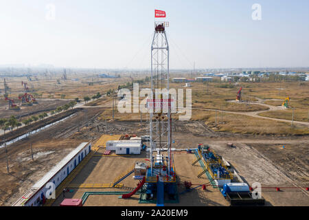 (190930) - DAQING, Sept. 30, 2019 (Xinhua) - Luftaufnahme auf Sept. 28, 2019 zeigt die Derrick auf ein Gas bohren gut an Daqing Oilfield in Daqing im Nordosten der chinesischen Provinz Heilongjiang. Daqing Oilfield, Sept. 26, 1959 entdeckt, ist das größte ölfeld von PetroChina und auch das größte Öl Produktionsbasis. Das Ölfeld, einmal die über die Hälfte des Chinesischen insgesamt ausgegeben, Rohöl Rohöl hatte eine jährliche Produktion von über 50 Millionen Tonnen für 27 Jahre und mehr als 40 Millionen Tonnen für 12 gerade Jahre. Seine jährliche Rohöl und Gas Ausgang noch n Stockfoto