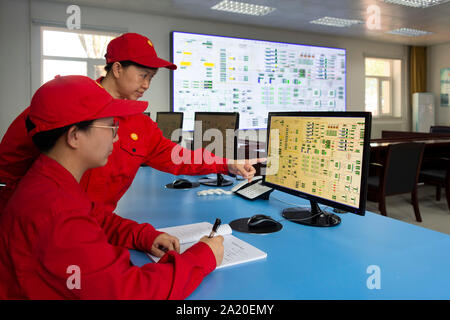 (190930) - DAQING, Sept. 30, 2019 (Xinhua) - Mitarbeiter arbeiten in Daqing Oilfield in Daqing im Nordosten der chinesischen Provinz Heilongjiang, Sept. 28, 2019. Daqing Oilfield, Sept. 26, 1959 entdeckt, ist das größte ölfeld von PetroChina und auch das größte Öl Produktionsbasis. Das Ölfeld, einmal die über die Hälfte des Chinesischen insgesamt ausgegeben, Rohöl Rohöl hatte eine jährliche Produktion von über 50 Millionen Tonnen für 27 Jahre und mehr als 40 Millionen Tonnen für 12 gerade Jahre. Seine jährliche Rohöl und Gas Ausgang bleibt immer noch über 40 Millionen Tonnen Rohöleinheiten, Stockfoto