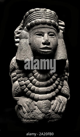 Aztekische Basaltsteinskulptur der Wassergöttin Chalchiuhtlicue aus Mexiko, präkolumbisches Postklassisches Fruchtbarkeitsidol Musée du quai Branly 1325-1521 n. Chr. Aztekische (Mexica) vulkanische Basaltsteinskulptur, die Chalchiuhtlicue darstellt, die mesoamerikanische Göttin des Süßwassers, der Seen, Bäche und der Fruchtbarkeit. Sie stammt aus der späten Postklassischen Periode (1325–1521 n. Chr.) und stammt aus Zentral-Mexiko Stockfoto