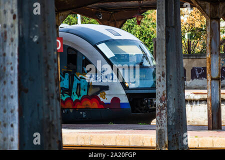 Zug auf der Plattform des Bukarester Nordbahnhof (Gara de Nord Bucuresti) in Bukarest, Rumänien, 2019 Stockfoto