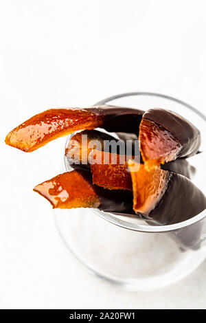 Schokolade - beschichtete Orangeat in einem Glas Stockfoto