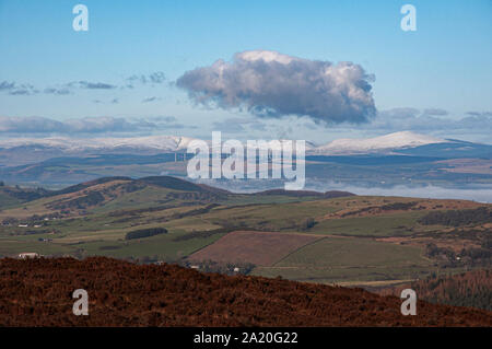 Blick vom Gipfel des Lotus Hill, mit Windparks und die schneebedeckten Berge in der Ferne, Dumfries und Galloway Stockfoto